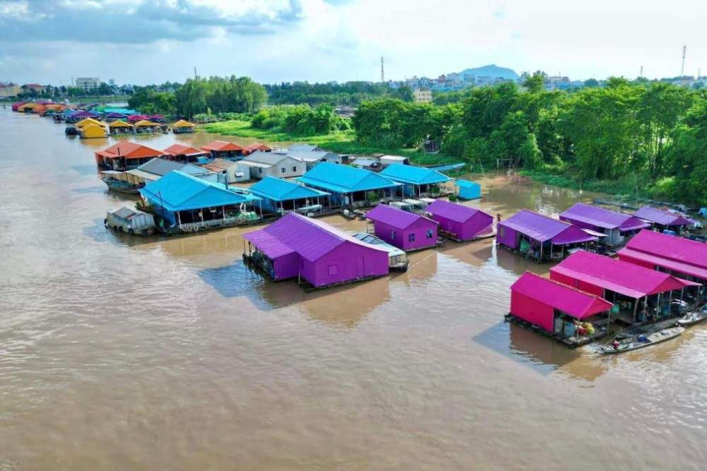 Le village flottant aux couleurs vives à Chau Doc